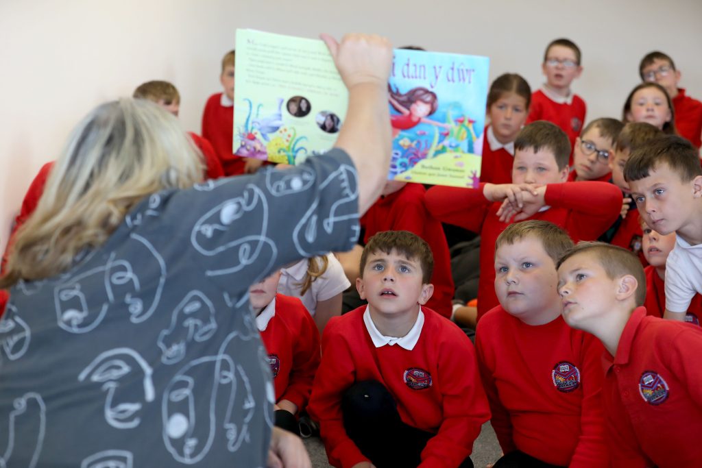 Bethan Gwnas cyflwyniad i blant 