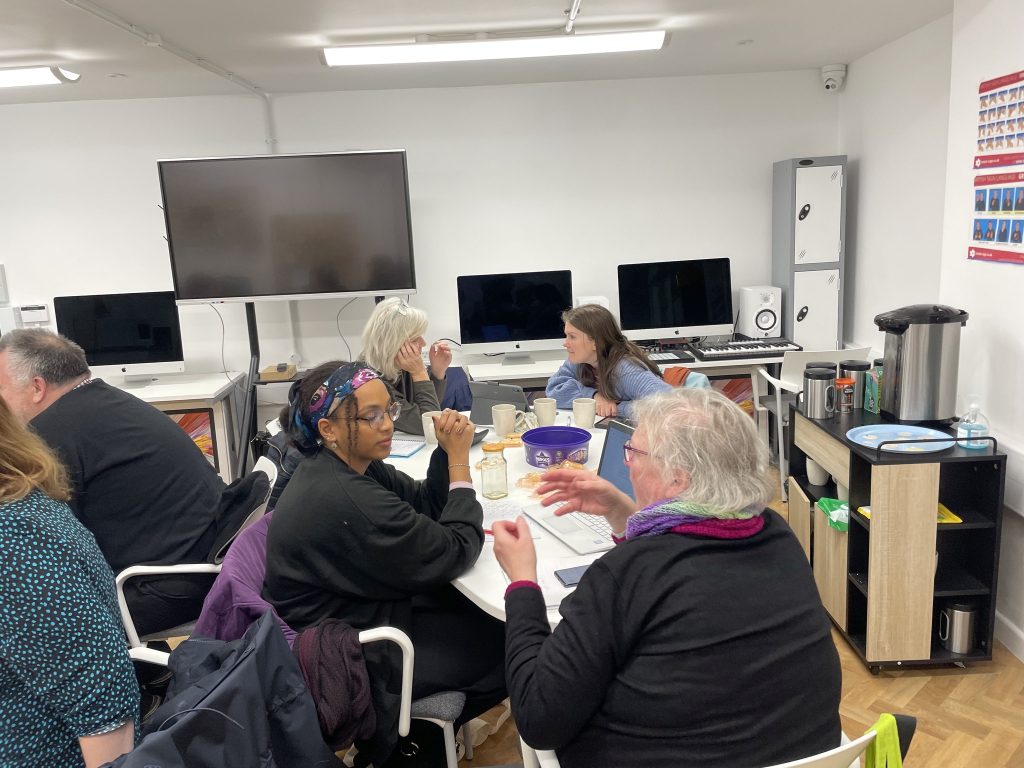 Gweithdy ysgrifennu creadigol yn Llyfrgell Penarth