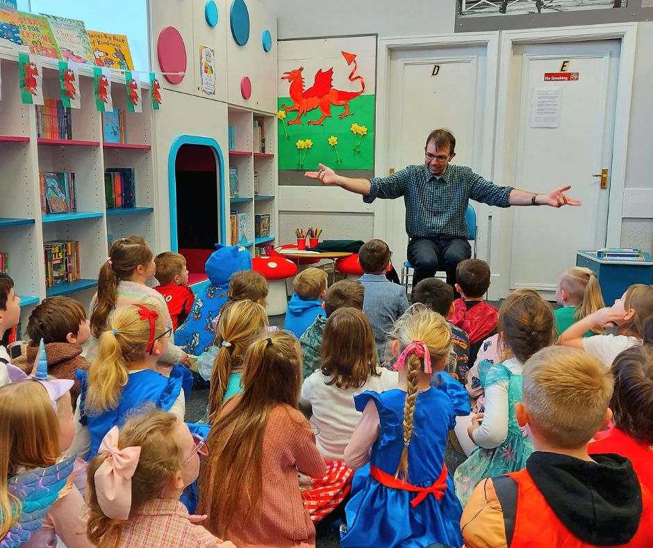 Paul Doyle yn gwneud cyflwyniad i ysgolion